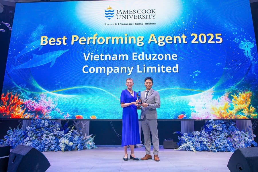 Du học Eduzone nhận Cup Best Agent từ đối t&aacute;c